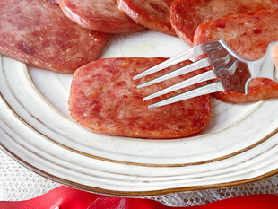 盘中美味香肠与餐具