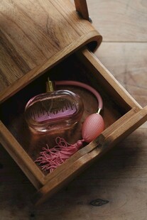 木盒中的精致香薰摆件