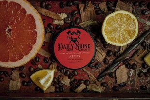 香薰原料与品牌标识展示