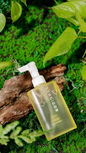 草本植物旁的透明小瓶液体