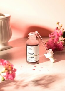 粉色美妆瓶与花卉静物