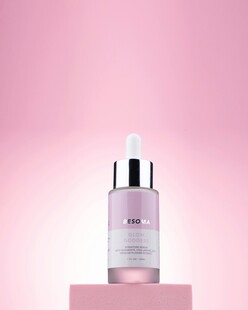 粉色背景下的精致护肤精华液