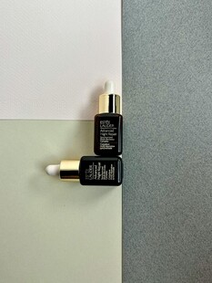 精致黑色香水瓶特写