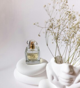 精致香水瓶与素雅干花摆件