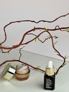 精致美妆与自然枝桠搭配