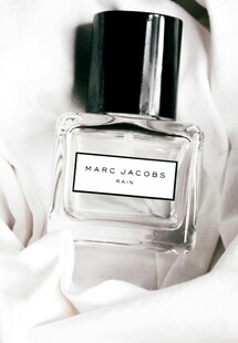 简约香水瓶置于柔软织物上