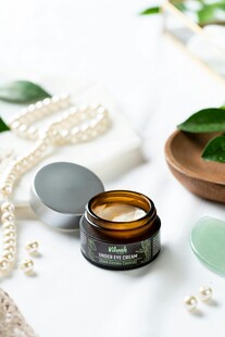 精致面霜与饰品优雅摆拍