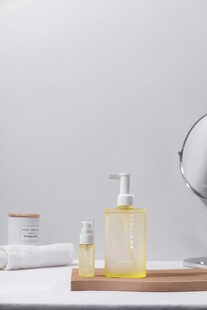 简约卫浴间的洗护用品