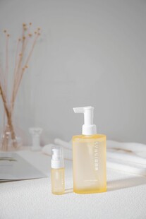简约风护肤精油瓶展示