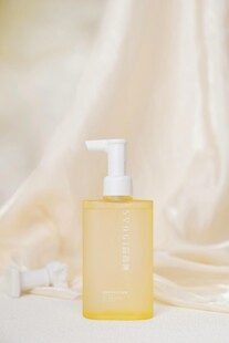 黄色按压瓶护肤品展示