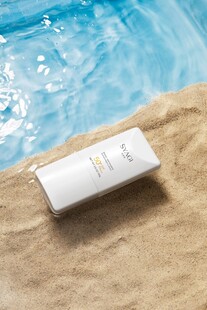 泳池边的精致香氛礼盒