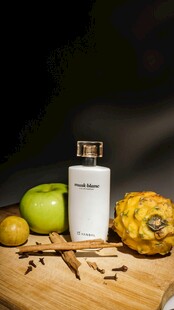 香水瓶与鲜果的清新组合