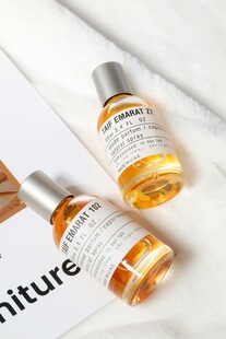 两瓶护肤精华液展示