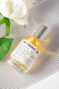 精致香水瓶与白花搭配