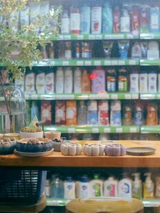 摆满商品的多彩货架