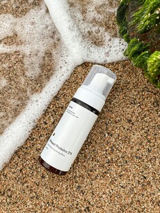 沙滩上的精致护肤瓶