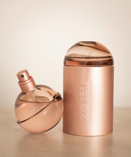玫瑰金香水瓶与容器