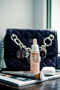 时尚手袋旁的美妆小物