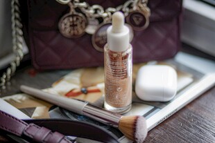 精致美妆用品摆放展示