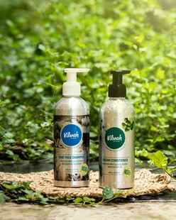 户外绿植旁的喷雾瓶