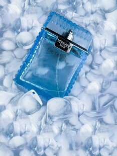 蓝色物件置于碎冰之上