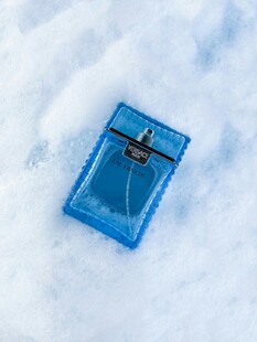 雪地中的蓝色打火机