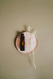 精致香薰与干花组合摆件