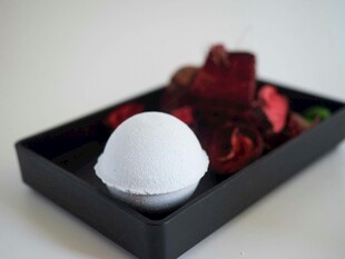 黑色托盘中的白蛋与红物