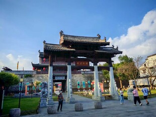 中式古牌坊 游人相伴景美