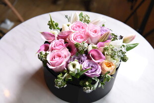 精致粉色系鲜花花盒
