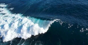 海上翻涌的白色浪花