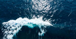 汹涌海浪蓝色海洋景象