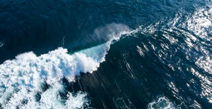 壮丽海上波涛景观