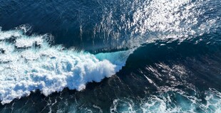 海上巨浪翻滚的壮丽景象