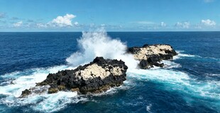 海上礁石与翻涌浪花