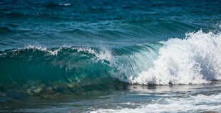 蓝色海浪翻涌的美丽瞬间