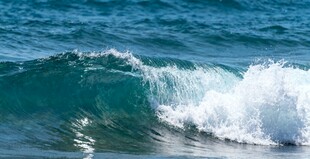 海浪翻涌的蓝色海洋