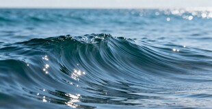 海浪翻涌的美丽瞬间