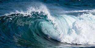 汹涌海浪海洋力量之美