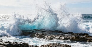 海浪拍打礁石壮观景象