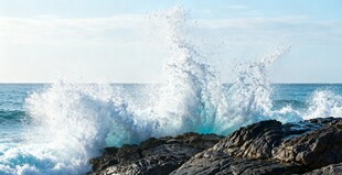 海浪拍打礁石的壮观景象