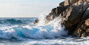 海浪拍击岩石的壮阔景象