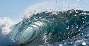 汹涌海浪展现自然磅礴力量