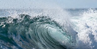 汹涌海浪澎湃海洋力量