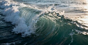 汹涌海浪展现海洋磅礴力量