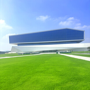 现代建筑与广阔绿草地景观