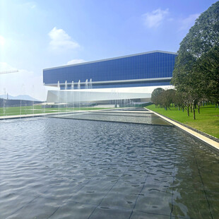 现代建筑旁的宁静水域