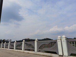 河畔白色护栏与蓝天白云