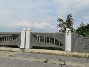 简约风格白色栏杆桥梁