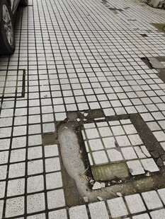 破损的地面瓷砖